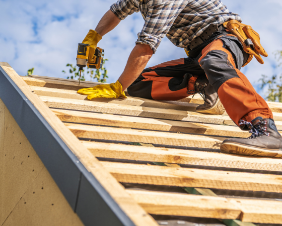 Chantier de couverture Bergerac avec pose de tuiles par un couvreur professionnel