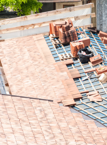 Travaux de rénovation de toit avec pose de nouvelles tuiles