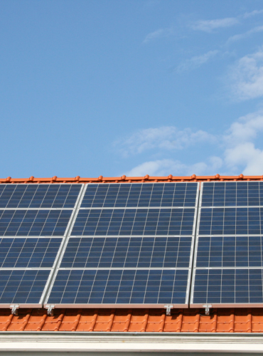 Toit équipé de panneaux photovoltaïques pour production d’énergie