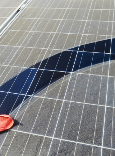 Différence visible entre partie nettoyée et encrassée d’un panneau solaire